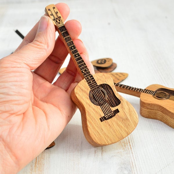 🎁Mini Cute Edition Wooden Guitar Plectrum Case🎸 M1